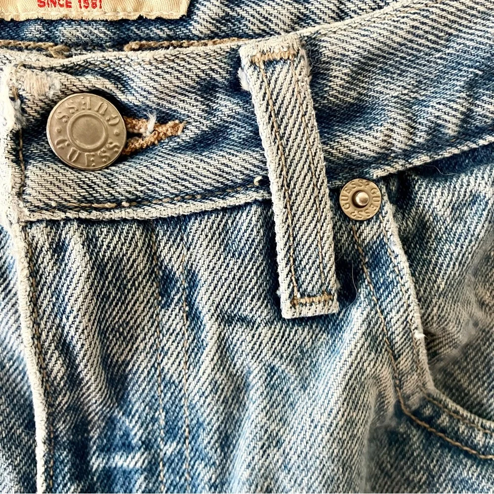 GUESS Vintage 90s Mom Jean Light Wash - Picture 3 of 8